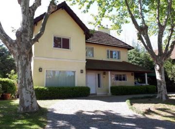 Casa · 190m² · 4 Ambientes · 1 Cochera · Casa en Alquiler en Bermudas