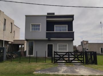 Casa · 135m² · 4 Ambientes · 1 Cochera · Imperdible Casa Moderna, en 2 Plantas, en El Barrio Domselaar Chico Alquiler