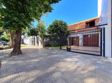 Casa · 243m² · 4 Ambientes · 3 Cocheras · Casa de 3 Dorm. con Parque en La Plata (Casco)