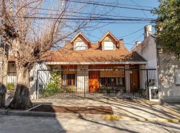 Casa · 155m² · 4 Ambientes · Excelente Casa en Venta en Olivos, con Gran Jardín, Piscina y Amplio Potencial de Expansión.