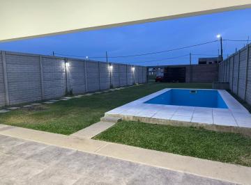 Casa · 60m² · 2 Ambientes · 1 Cochera · Se Alquila Casa 1 Dormitorio con Pileta