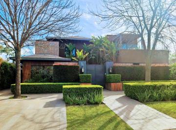 Casa · 450m² · 10 Ambientes · 4 Cocheras · Casa Barrio Santa Barbara