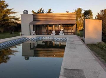 Casa · 220m² · 5 Ambientes · 1 Cochera · Casa en Venta - 2 Dorm. 2 Baños - Carmen de Areco