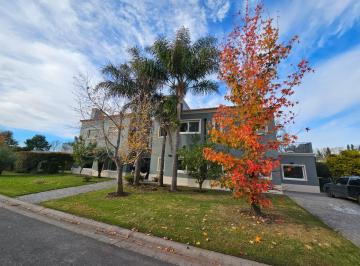 Casa · 225m² · 6 Ambientes · 4 Cocheras · Casa en Barrio Santa Barbara