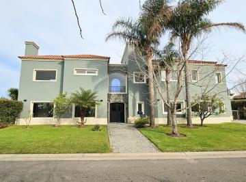 Casa · 225m² · 6 Ambientes · 4 Cocheras · Casa en Barrio Santa Barbara