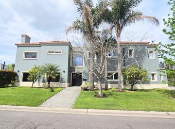 Casa · 225m² · 6 Ambientes · 4 Cocheras · Casa en Barrio Santa Barbara