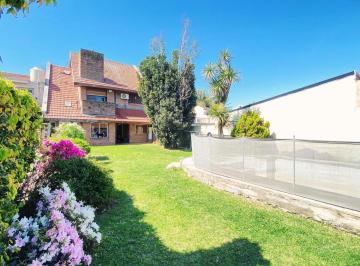 Casa · 232m² · 5 Ambientes · 2 Cocheras · Casa 6 Ambientes Barrio Malvinas