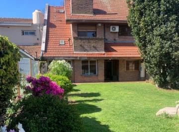 Casa · 232m² · 5 Ambientes · 2 Cocheras · Casa 6 Ambientes Barrio Malvinas