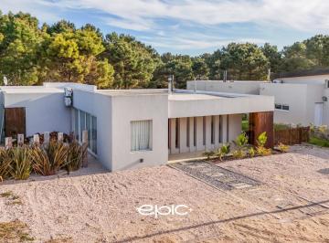 Casa · 160m² · 4 Ambientes · Casa en Venta 4 Amb Costa Esmeralda Barrio Ecuestre