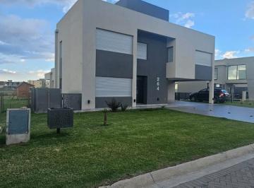 Casa · 199m² · 6 Ambientes · 2 Cocheras · Casa en Guillermo E Hudson Gaboto