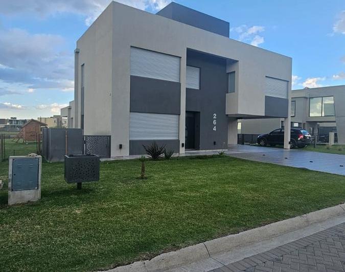 Casa · 199m² · 6 Ambientes · 2 Cocheras