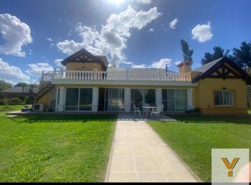 Casa · 347m² · 6 Ambientes · Casa en Venta - 4 Dorm. 4 Baños - 3.000 m² - La Plata