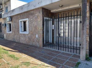 Casa · 145m² · 5 Ambientes · 2 Cocheras · Casa 3 Dorm. y Patio, Zona Universitario