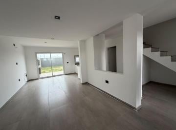 Casa · 110m² · 4 Ambientes · 2 Cocheras · Duplex en Venta en Docta Parque. 3 Dorm.