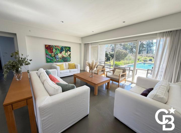 Casa · 396m² · 8 Ambientes · 4 Cocheras