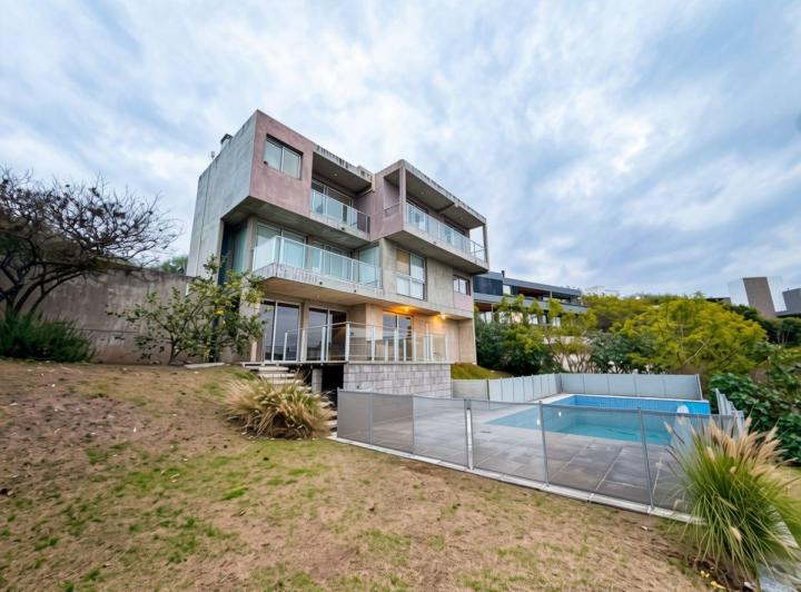 Casa · 300m² · 11 Ambientes · 4 Cocheras