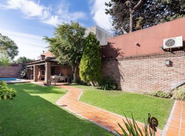 Casa · 186m² · 5 Ambientes · 2 Cocheras · Venta Casa Chalet 5 Ambientes con Dependencia, Jardin, Quincho, Pileta y Cochera en Villa Devoto