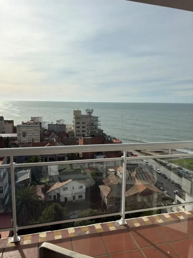 Exclusivo departamento de 3 ambientes con 98 m², ubicado en una excelente zona de Mar del Plata, con una inmejorable vista panorámica al mar desde el living y el balcón.