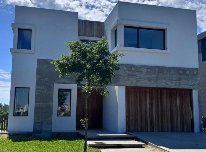 Casa · 396m² · 7 Ambientes · 2 Cocheras