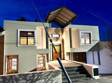 Casa · 257m² · 6 Ambientes · 2 Cocheras · Casa 4 Dorm. con Pileta y Cochera Doble. Apta Crédito, Barrio San Salvador