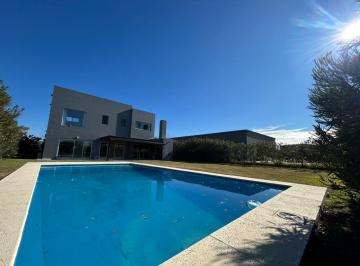 Casa · 155m² · 5 Ambientes · 2 Cocheras · Casa en Venta - 5 Amb en Cantón - Puerto