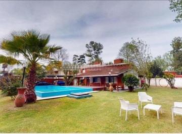 Casa · 266m² · 5 Ambientes · 1 Cochera · Casa en Venta - 4 Dorm. 3 Baños - Quincho Pileta Parrilla - 1500 m² - Tortuguitas