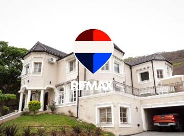 Casa · 330m² · 8 Ambientes · 2 Cocheras · Casa en Venta Tres Cerritos Premium