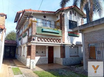 Casa · 448m² · 11 Ambientes · Casa Multifamiliar en Venta - 9 Dorm. 9 Baños - Caseros
