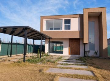 Casa · 170m² · 4 Ambientes · 2 Cocheras · Alquiler Casa B Privado Alma Gardenia 3 Hab Pileta