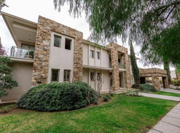 Casa · 640m² · 7 Ambientes · 3 Cocheras · Venta Imponente Casa de Lujo en Barrio Dalvian Mdz