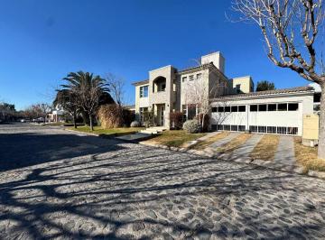Casa · 300m² · 6 Ambientes · 2 Cocheras · Casa en Alquiler Barrio Privado Guaymallen