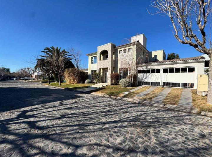 Casa · 300m² · 6 Ambientes · 2 Cocheras