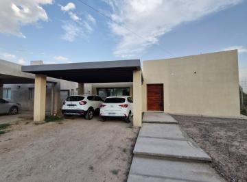 Casa · 150m² · 4 Ambientes · 2 Cocheras · Casa en Barrio Campo La Legua. Santa Lucia