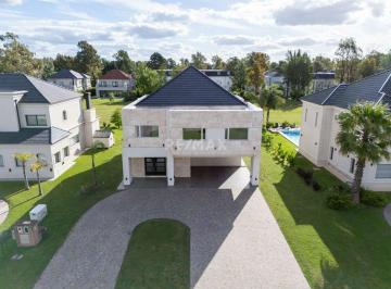 Casa · 357m² · 7 Ambientes · 4 Cocheras · Alquiler en Canning Saint Thomas Este Oeste