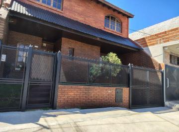 Casa · 175m² · 5 Ambientes · 1 Cochera · Venta de Casa Bernal