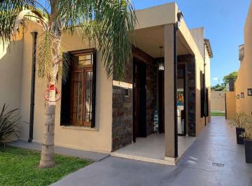 Casa · 118m² · 3 Ambientes · 2 Cocheras · Casa 3 Amb en Venta con Pileta en Lomas de Zamora