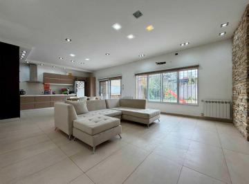 Casa · 210m² · 5 Ambientes · 1 Cochera · Venta Casa 5 Ambientes con Cochera Jardin Parrilla