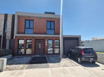 Casa · 180m² · 8 Ambientes · 3 Cocheras · Casa 4 Dorm. 4 Baños y Pileta en Docta