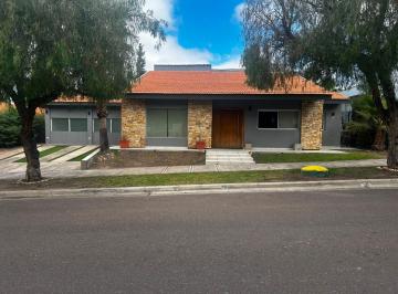 Casa · 329m² · 8 Ambientes · 1 Cochera · Casa en Venta Bº Dalvian, Mendoza