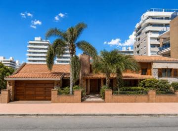 Casa · 350m² · 8 Ambientes · 4 Cocheras · Casa Para 12 Personas - 5 Dorm. - Pileta Cerrada - Quincho - Centrica