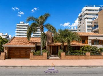 Casa · 350m² · 8 Ambientes · 4 Cocheras · Casa Para 12 Personas - 5 Dorm. - Pileta Cerrada - Quincho - Centrica