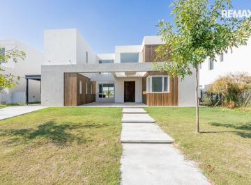 Casa · 210m² · 4 Ambientes · 2 Cocheras · Venta Casa a Estrenar S La Laguna Bo Santa Ana
