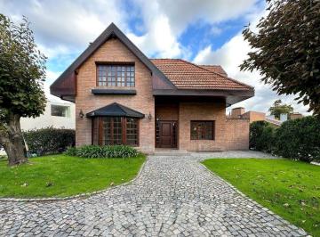 Casa · 215m² · 6 Ambientes · 3 Cocheras · Casa en Venta Reciclada a Nuevo, Los Lagartos Cc.