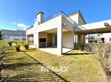 Casa · 98m² · 4 Ambientes · 1 Cochera · Venta Casa Duplex, 3 Dorm, C/jardin. Pilar