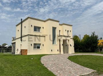 Casa · 250m² · 5 Ambientes · 1 Cochera · Casa en Venta Club de Campo Santa Rita