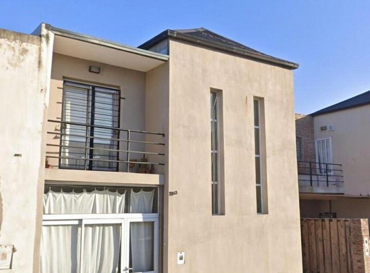 Casa · 74m² · 5 Ambientes · 1 Cochera