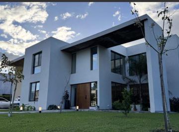 Casa · 266m² · 5 Ambientes · 3 Cocheras · Casa en Campo Grande