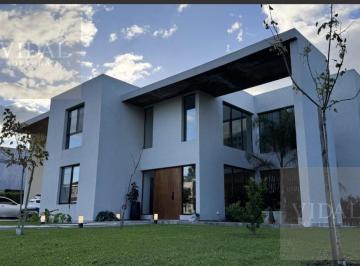 Casa · 266m² · 5 Ambientes · 3 Cocheras · Casa en Campo Grande