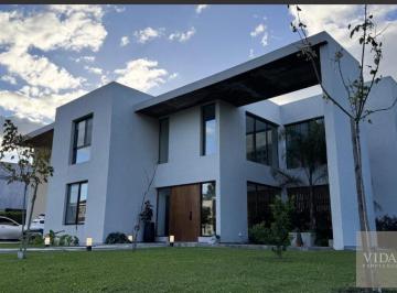 Casa · 266m² · 5 Ambientes · 3 Cocheras · Casa en Campo Grande