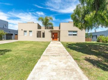 Casa · 164m² · 5 Ambientes · 2 Cocheras · Venta Casa 4 Dorm Lote Interno El Canton Escobar